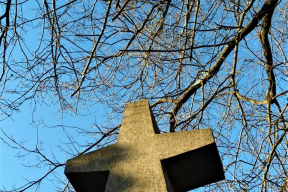 Священник указал на три запретных действия с крестом после установки памятника