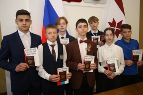 В Госсобрании Мордовии вручили паспорта юным талантливым гражданам России