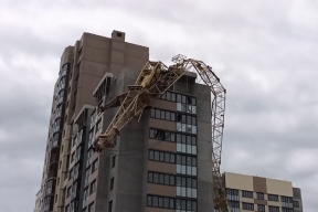 Строительный кран упал на многоэтажку в Брянске