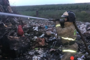 Власти НСО сообщили, сколько еще будут тушить пожар на мусорном полигоне