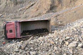 В Бурятии погиб молодой водитель съехавшего с горной трассы грузовика