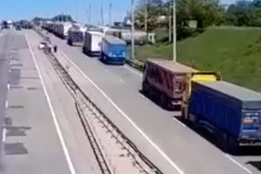 Украинские дальнобойщики заблокировали трассу, протестуя против нового закона о мобилизации