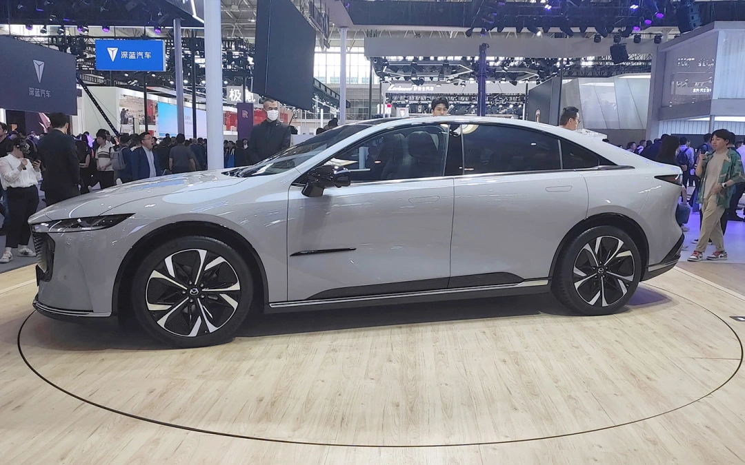 Mazda показала свой новый электроседан в Китае