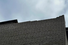 СМИ сообщили о падении бетонной плиты с крыши школы в Челябинске