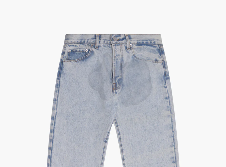 Популярный бренд показал джинсы с мокрым пятном за 55 тысяч рублей