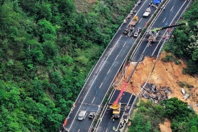 После обрушения участка скоростной автотрассы в КНР спасатели извлекли из-под завалов 36 погибших