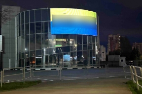 На уличном экране автосалона в Челябинске высветился украинский флаг