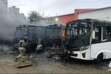 Во Владивостоке на стоянке сгорели восемь автобусов