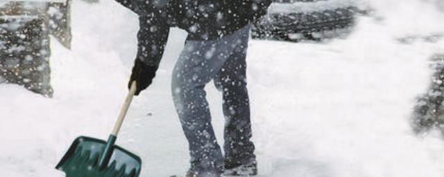 В Оренбурге таксист заставил юношу оплатить поездку чисткой снега