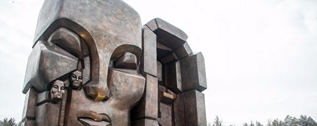 В Екатеринбурге открыли скульптуру «Маски скорби»