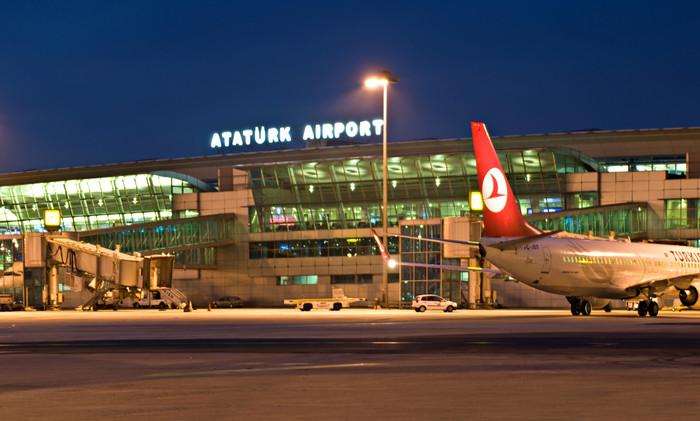 В стамбульском аэропорту столкнулись турецкий и казахстанский самолеты
