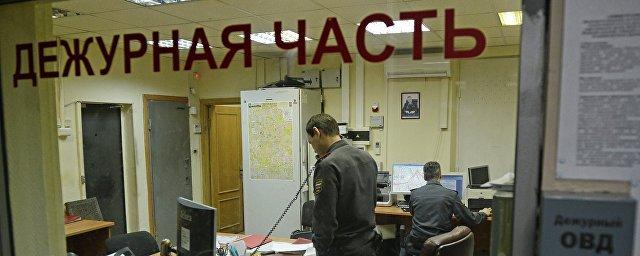 В Петербурге двое неизвестных вскрыли банкомат ломом и кувалдой