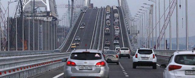 Селфи на Крымском мосту создают помехи движению транспорта