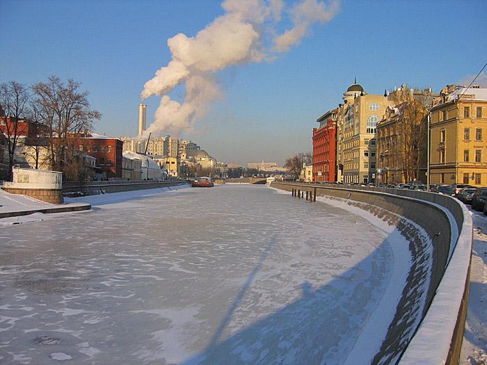 На Москве-реке пять человек на снегоходах провалились под лед