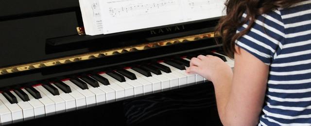 Игра на фортепиано развивает у детей языковые способности
