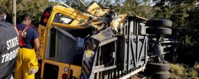 В США грузовик врезался в школьный автобус, есть пострадавшие