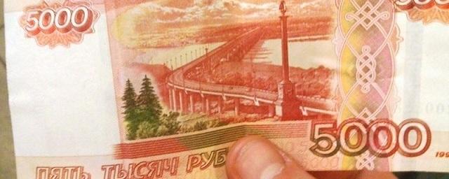 В Воронеже мужчина вырвал из рук покупателя киоска 5 тысяч рублей