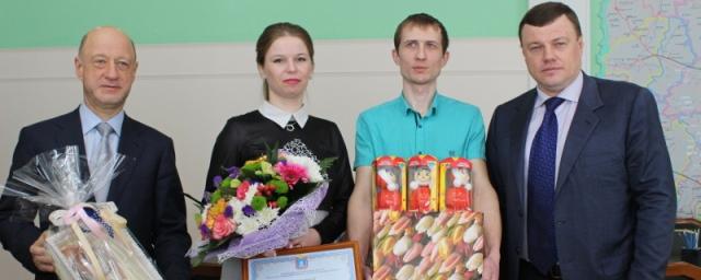В Тамбове родителям тройняшек вручили сертификат на 3 млн рублей