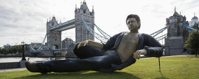 В Лондоне установили статую Джеффа Голдблюма