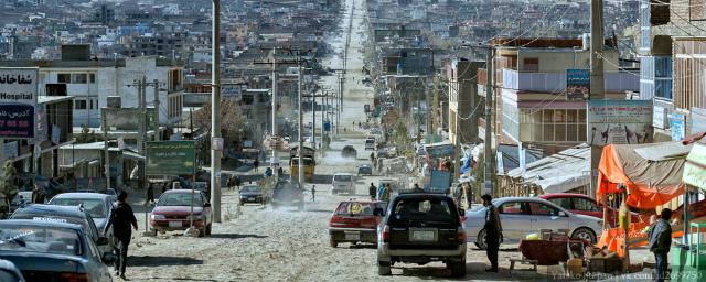 В Кабуле смертник в заминированном авто въехал в колону военных