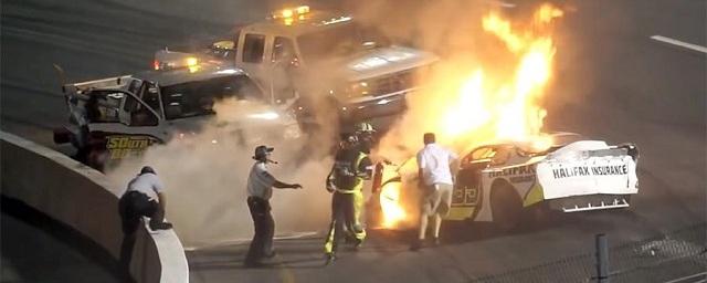 Автогонщика NASCAR из горящего болида вытащил его отец