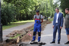 Алексей Воробьев встретился с подрядчиком, монтирующем освещение на бульваре в Пущине