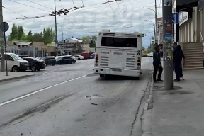 В Ростове водитель автобуса не заметил открытый люк на дороге и влетел в него
