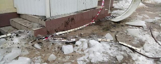 В Воронеже глыба льда обрушилась на козырек студии загара