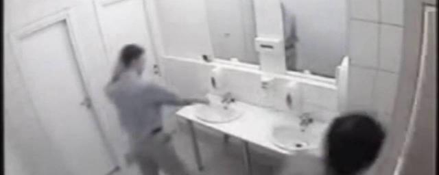 Блондинка в туалете кафе попалась на скрытую камеру