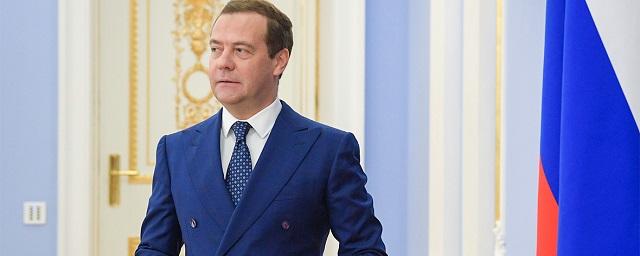 Медведев анонсировал введение электронных трудовых книжек