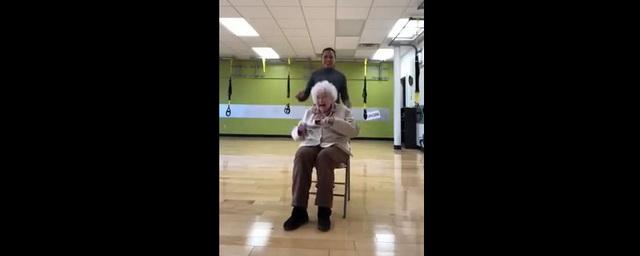 Интернет взорвал ролик с хохочущей во время фитнеса старушкой