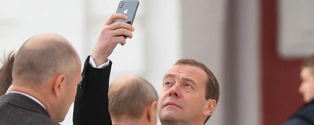 Медведев фотографировался в мужском монастыре на iPhone X