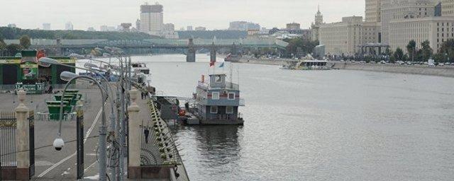 В столице спасли упавшую в Москву-реку женщину