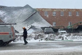 В Барнауле ветром снесло крышу с административного здания