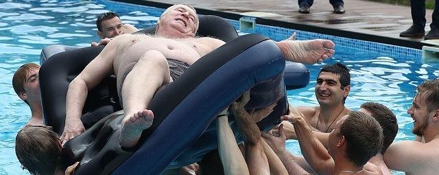 Члены ЛДПР скинули Жириновского с надувного матраса в бассейн