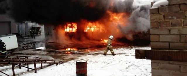 В Тольятти загорелся цех лакокрасочных изделий его тушат 95 спасателей
