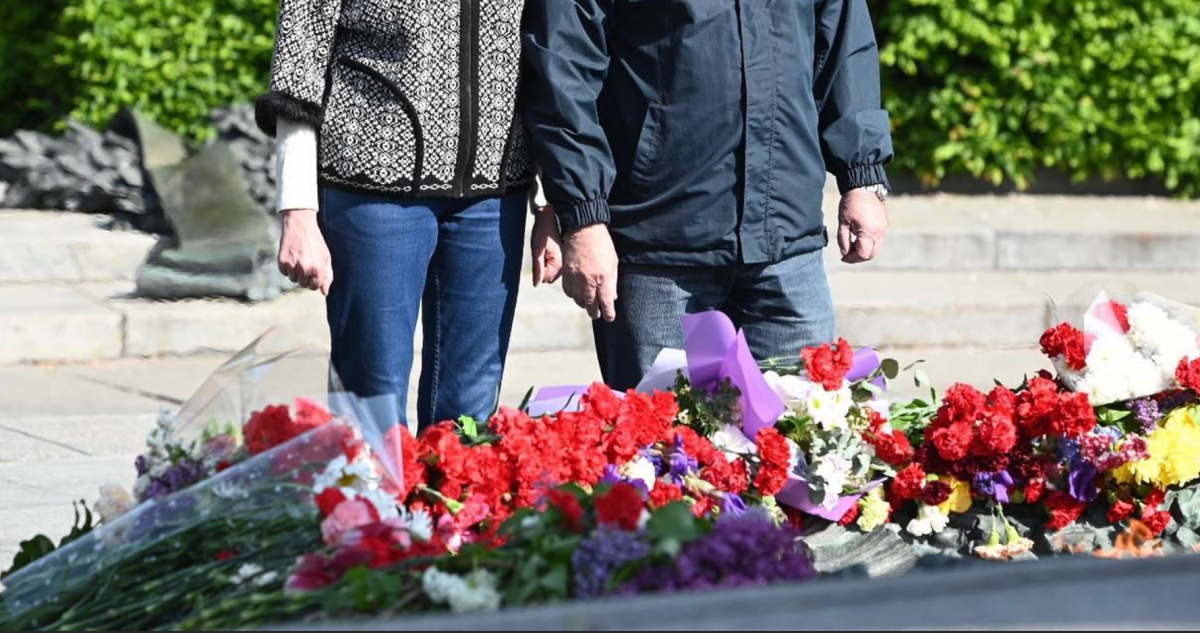 Жители Киева несут цветы к Вечному огню в парке Славы