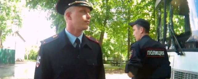 Во Владимире полицейского наказали за курение на акции протеста