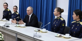 Владимир Путин посетил Краснодарское высшее авиационное училище и поздравил его выпускниц с праздником