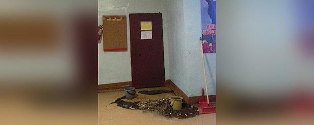 В Кирове в школе №45 обрушился потолок