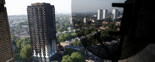 Число жертв пожара в жилой высотке в Лондоне возросло до 17 человек