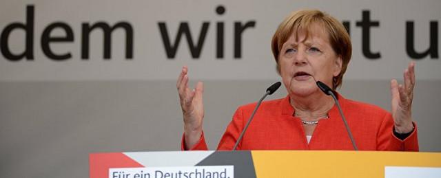 В ФРГ расследуют попытку нападения женщины с зонтиком на Меркель