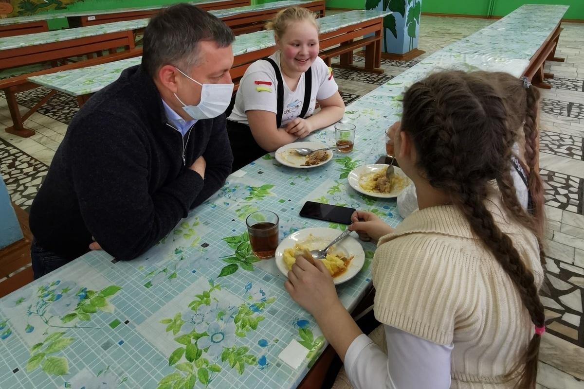 В Приангарье еще на год продлили бесплатное питание для детей участников СВО, инициатором идеи стал губернатор Игорь Кобзев