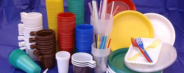Ученые рассказали о вреде пластиковой посуды
