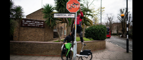 В Лондоне украли дорожный знак STOP с рисунком стрит-арт художника Бэнкси