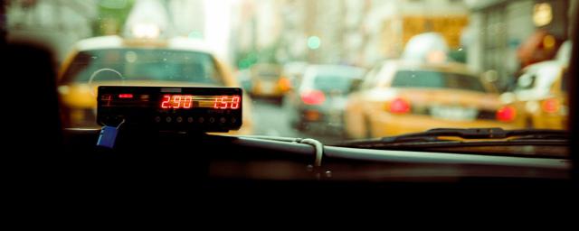В Чебоксарах водитель такси похищал украшения пассажиров