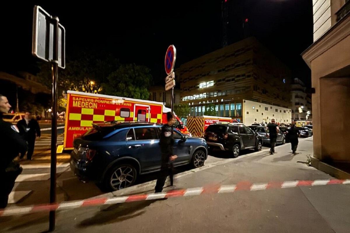 В Париже мужчина завладел оружием полицейских и тяжело ранил двух стражей порядка