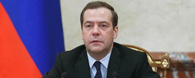 Медведев: За два года МРОТ сравняется с прожиточным минимумом