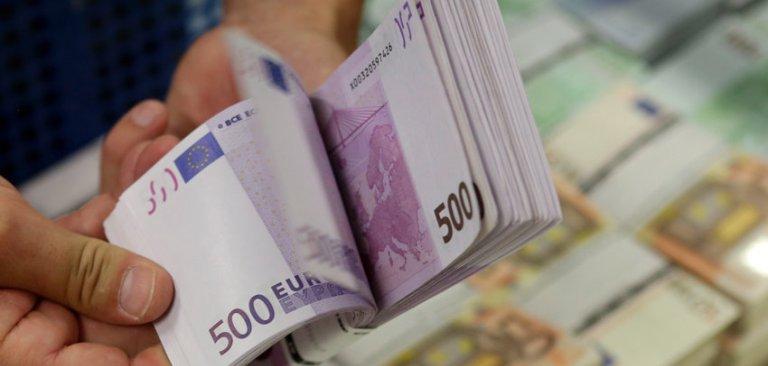 Официальный курс евро в РФ вырос до 63 рублей