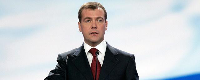 Медведев: Бедность остается острейшей проблемой в России